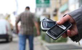 le-fura-telefoanele-din-mana