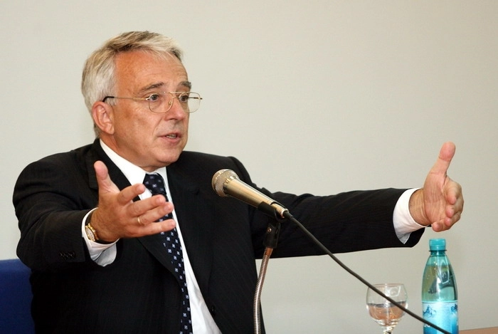 mama-isarescu-gates-modelele-financiare-pentru-tinerii-romani