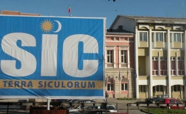 pamant-secuiesc-in-fata-prefecturii-covasna