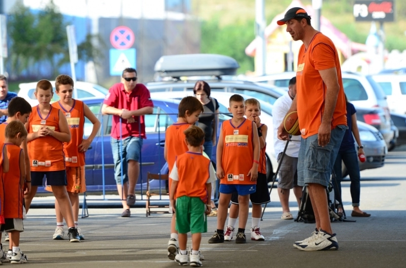 peste-600-de-copii-au-invatat-baschet-de-la-ghita-muresan-