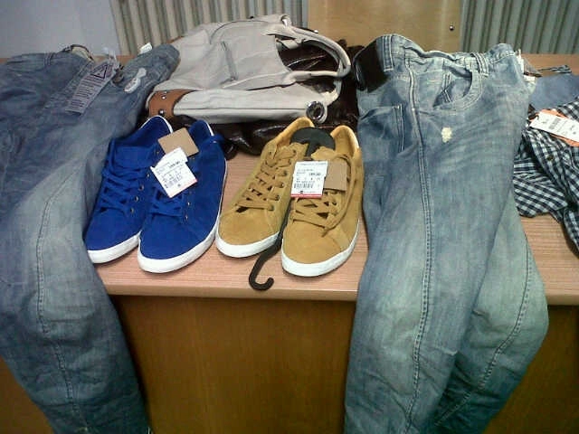 un-tanar-prins-furand-haine-din-magazin