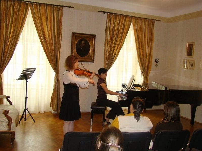 recital-de-chitara-si-un-pic-altfel-la-casa-muresenilor