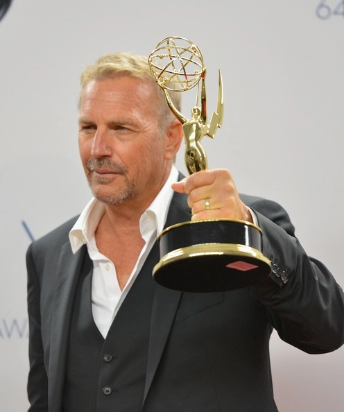 romania-ia-adus-lui-costner-primul-premiu-emmy-