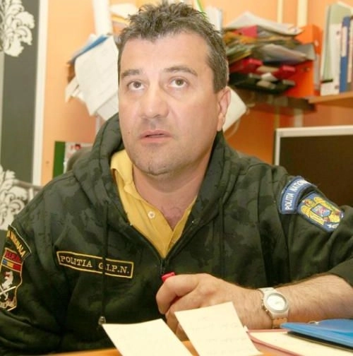 seful-dias-constanta-a-pozat-dezbracat-cu-o-pusca-de-jucarie-in-maini