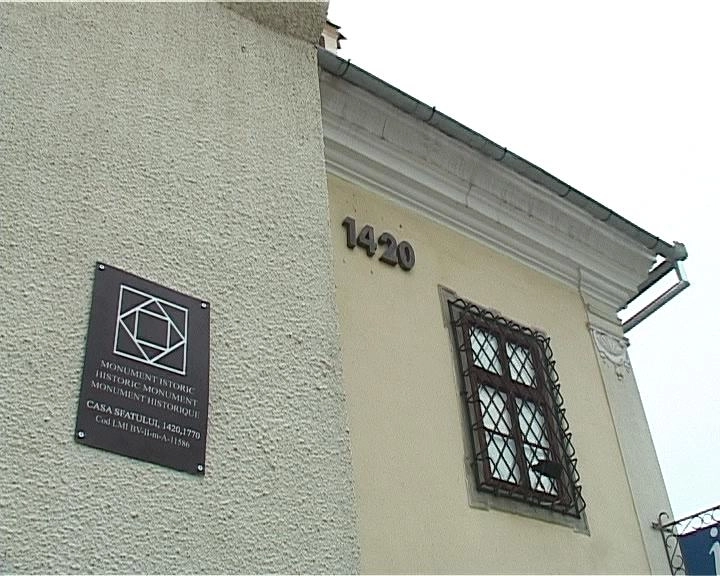 sigle-pe-monumentele-din-zona-istorica-a-brasovului