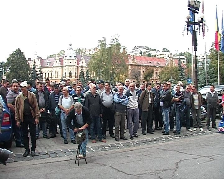 sindicalistii-au-protestat-in-fata-prefecturii