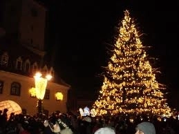 smiley-canta-la-aprinderea-bradului-de-craciun-din-piata-sfatului