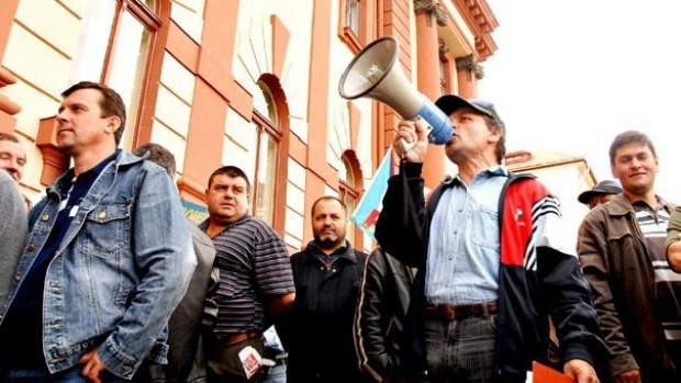 -angajatii-din-fagaras-si-victoria-au-reluat-protestele-in-fata-prefecturii-brasov
