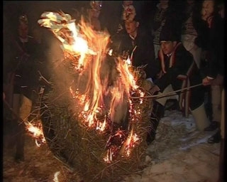 traditie-roata-in-flacari-rostogolita-la-sinca-noua