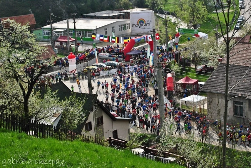 1100-de-alergatori-din-21-de-tari-la-moieciu-de-sus