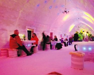 14-britanici-vor-sarbatori-sf-patrick-la-hotelul-de-gheata