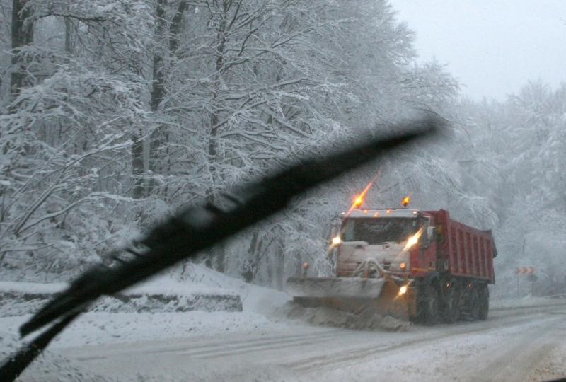 28-de-utilaje-de-deszapezire-pe-drumurile-judetene