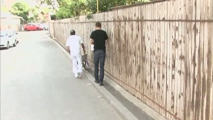 74-de-brasoveni-obligati-sa-aleaga-trotuarul-