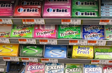 a-furat-130-de-pachete-de-guma-de-mestecat