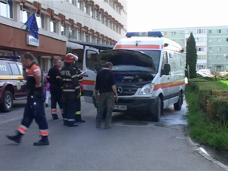 ambulanta-in-flacari-in-curtea-spitalului-judetean