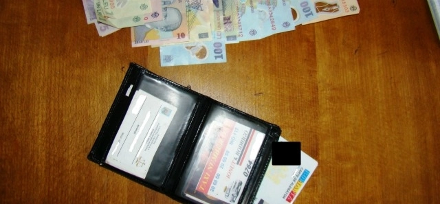 au-gasit-un-portofel-plin-cu-bani-si-lau-inapoiat-pagubasului