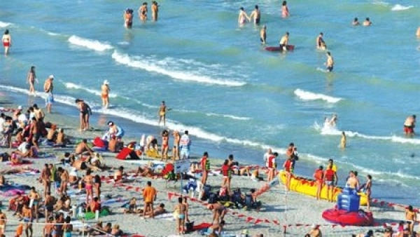 azi-au-fost-peste-30000-de-turisti-pe-litoralul-romanesc