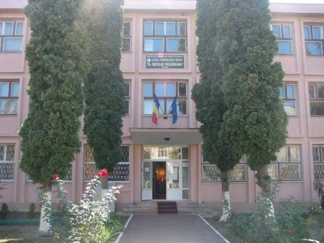 bani-pentru-terenul-de-sport-al-liceului-silvic
