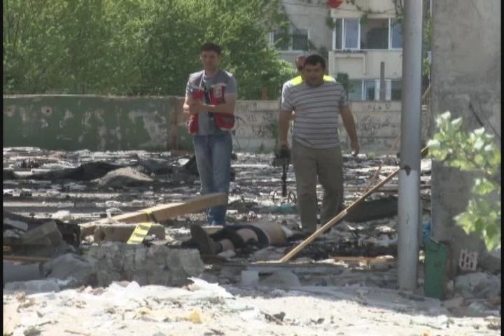 barbat-strivit-de-tavanul-unei-hale-pe-strada-nucului-galerie-foto