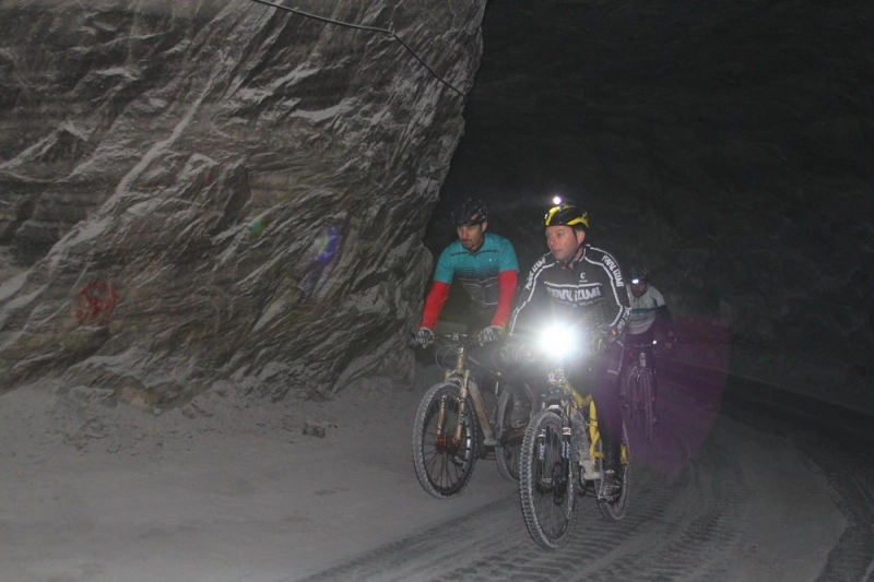 calatorie-spre-centrul-pamantului-pe-bicicleta