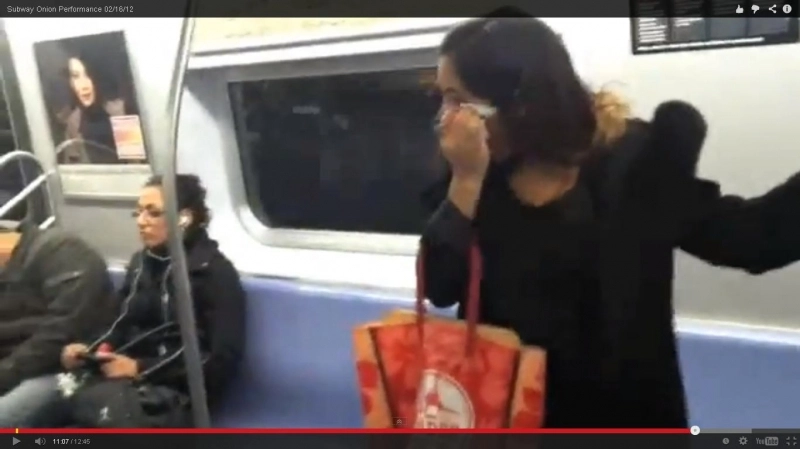 calatorii-dinun-vagon-de-metrou-inmarmuriti-ce-sa-apucat-sa-faca-o-tanara-in-vazul-tuturor-video