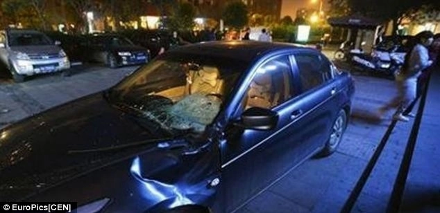 caz-socant-in-china-obligat-de-profesor-un-elev-sa-aruncat-de-la-etajul-30-galerie-foto-