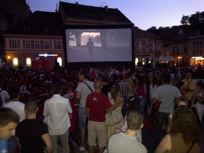 cinema-in-aer-liber-in-piata-sfatului