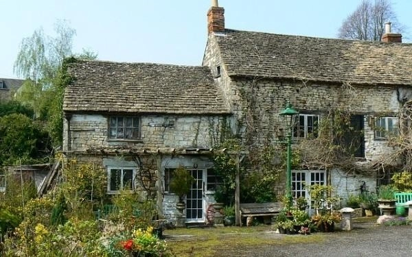 conacul-unde-turistii-sar-noaptea-pe-geam-de-frica-video