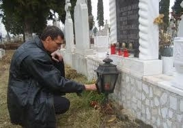 conferinta-de-presa-la-mormantul-sotiei