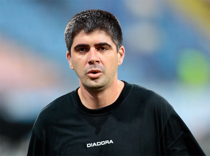 doar-un-meci-cu-fluierasi-straini