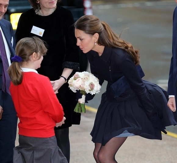 ducesa-de-cambridge-cu-fusta-sus-video