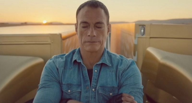 epic-jean-claude-van-damme-spagatul-pe-2-camioane-in-mers-video