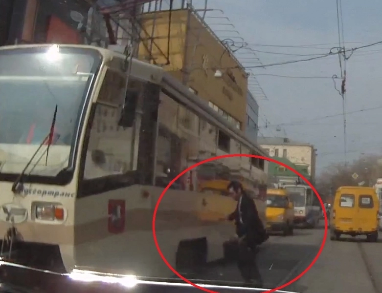 faza-serii-cum-traverseaza-un-rus-strada-video