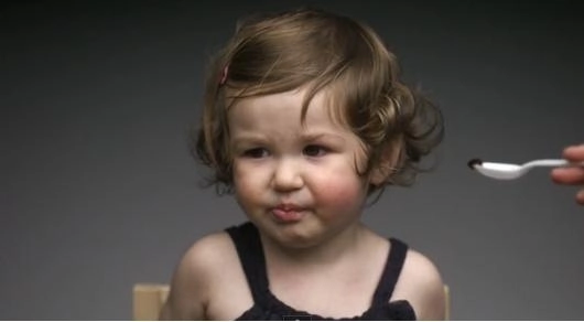 faza-zilei-cum-se-stramba-copiii-cand-gusta-prima-data-ceapa-sau-lamaie-video