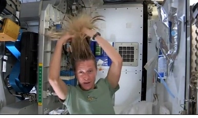 faza-zilei-cum-te-speli-pe-cap-in-spatiu-video