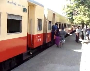 faza-zilei-cum-te-urci-in-tren-prin-bruma-video