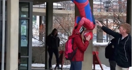 faza-zilei-spiderman-se-tine-de-glume-video