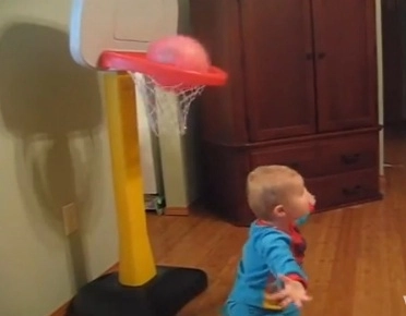 faza-zilei-un-copil-arunca-cos-dupa-cos-video