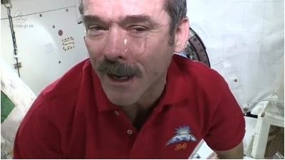 faza-zilei-vezi-ce-se-intampla-daca-plangi-in-spatiu-video