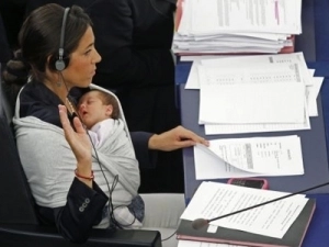 femeile-risca-sa-ramana-fara-job-in-perioada-concediului-de-maternitate