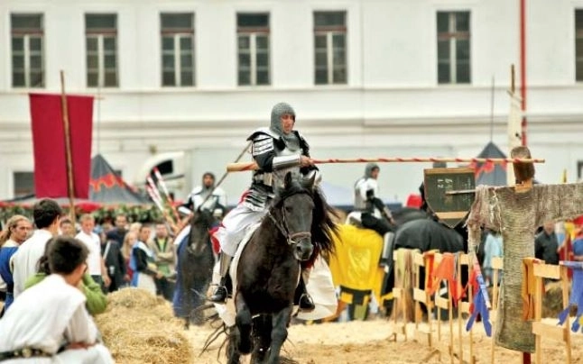 festivalul-medieval-turnirul-cetatilor-in-piata-sfatului-