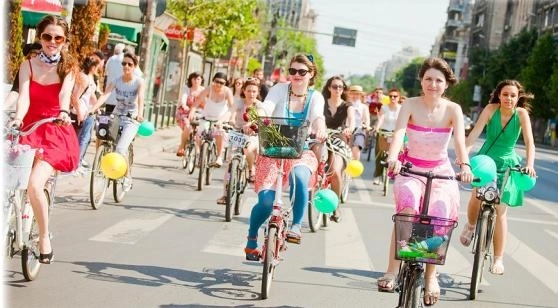 fii-chic-si-pedaleaza-la-skirtbike-brasov