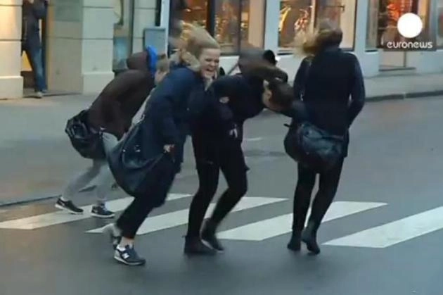 furtunua-extrema-in-norvegia-oameni-luati-de-vant-video