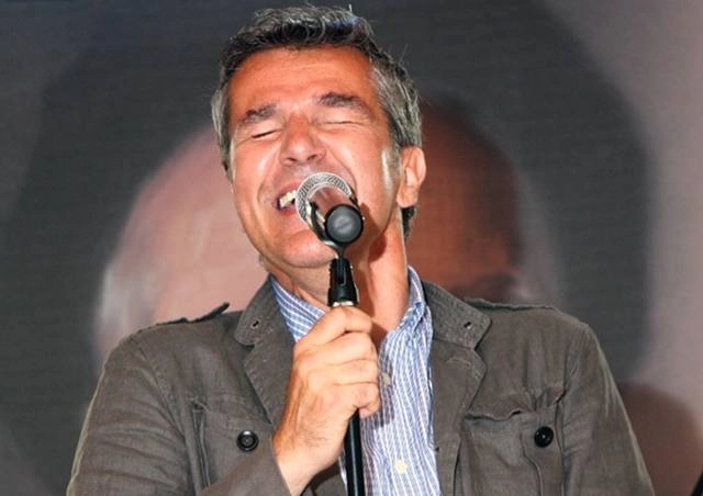 holograf-revine-pe-scena