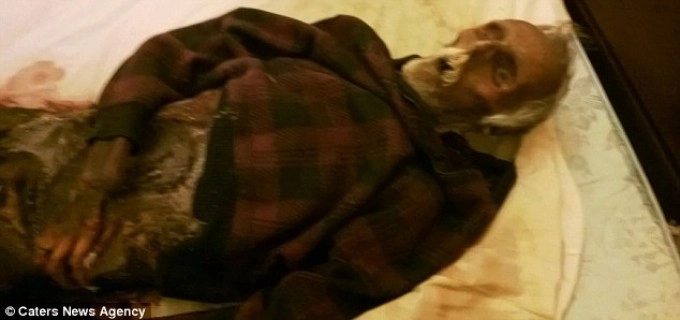 imagini-socante-o-femeie-a-dormit-un-an-cu-cadavrul-sotului-ei