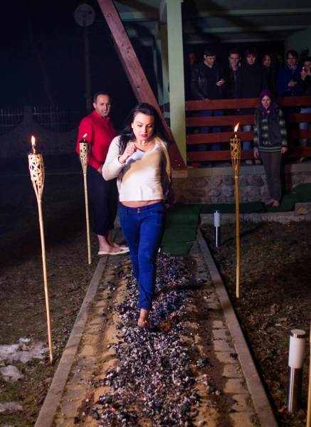 in-luna-femeii-in-loc-de-flori-carbuni-incinsi-