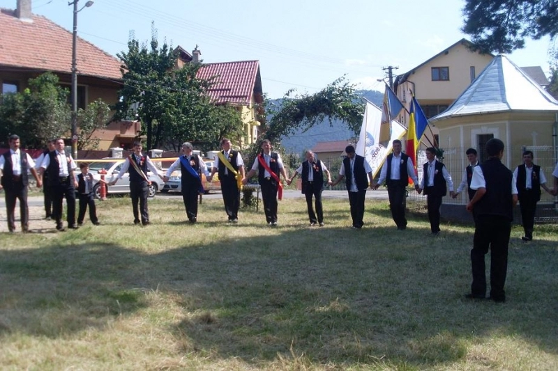 junii-au-dansat-hora-