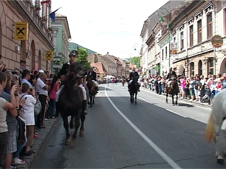 junii-au-facut-spectacol-pe-strazile-din-centrul-brasovului