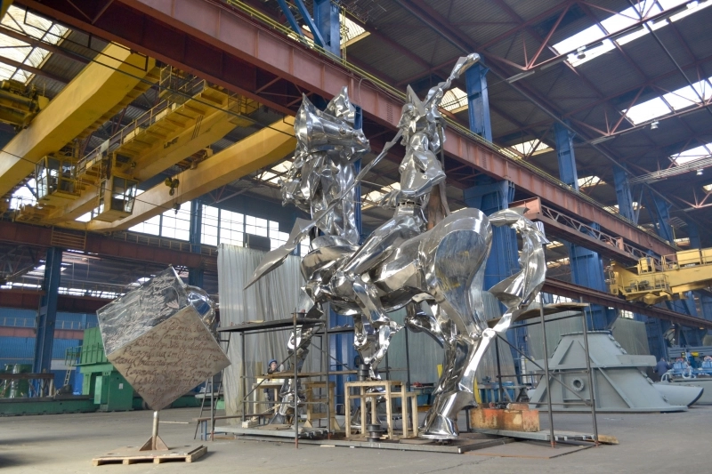 patronul-ia-ridicat-statuie-unui-fost-angajat-