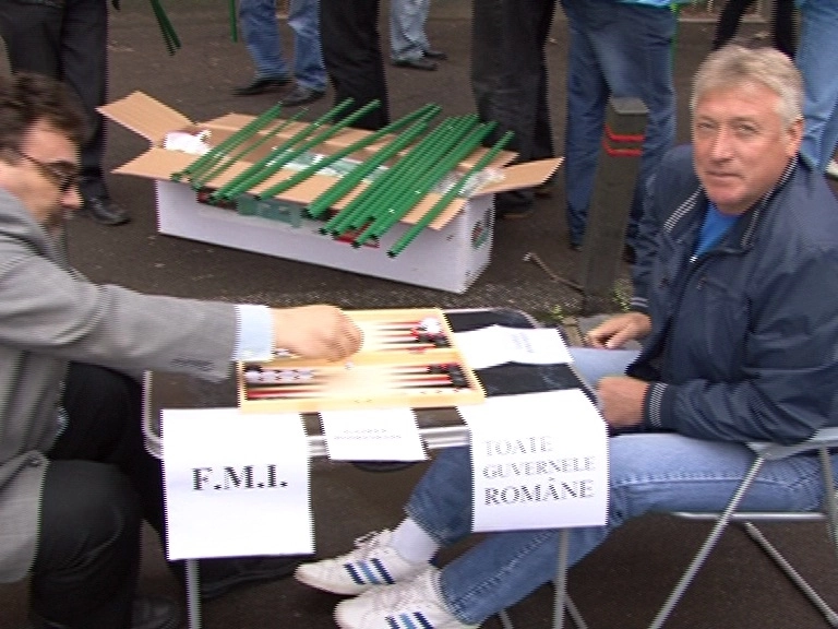 protestatarii-au-jucat-table-in-fata-prefecturii-